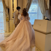 披露宴会場の司会者の近く、ドレス後ろ姿