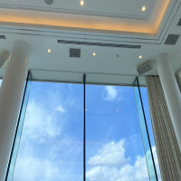 披露宴会場の大きな窓