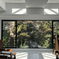 チャペルの大窓、外の景色が見える