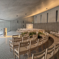 半円になっているように座るのが印象的でした