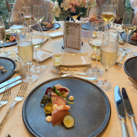 明るいテーブルコーディネートで料理が映えました