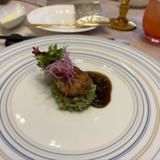 フグのソテー　若葉色のクスクスとバルサミコソース　花束を添え