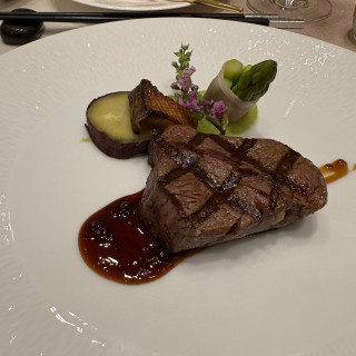 国産牛フィレ肉のグリエ　桜の薫り　有馬山椒のアクセント