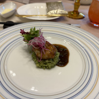 フグのソテー　若葉色のクスクスとバルサミコソース　花束を添え