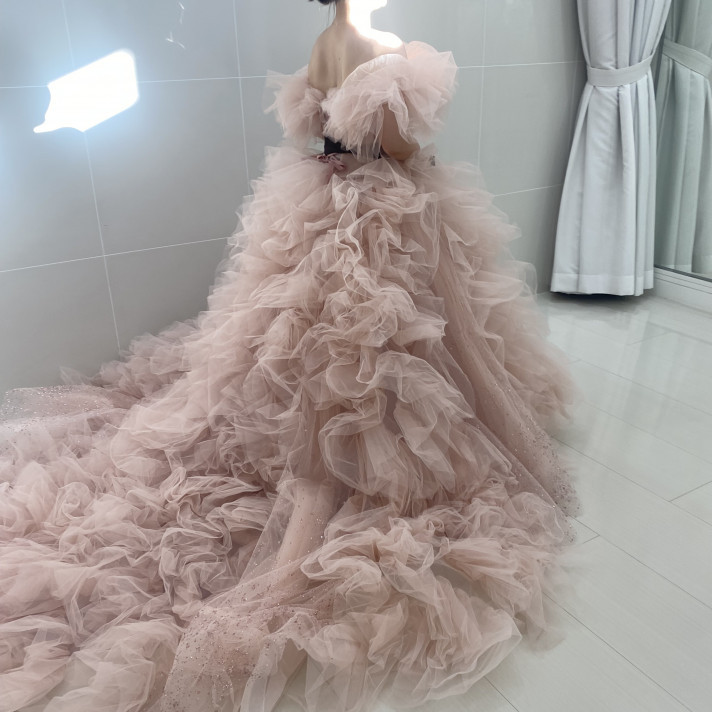 ドレスサロン
たくさんのドレスが並んでいました。