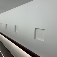 入り口からロビー？までの道のりに写真が飾れるようになっていま