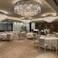 オープンキッチンがある方の披露宴会場です