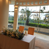 カーテンが開き、大きな窓から見える景色素敵です。