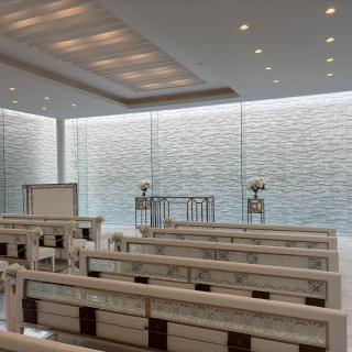 白ベースでシンプルなチャペル