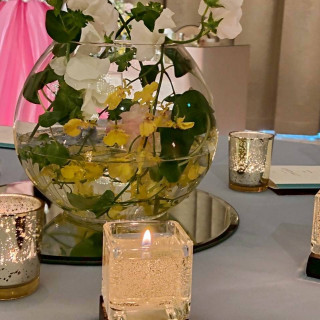 オシャレな金魚鉢に入ったテーブルのお花