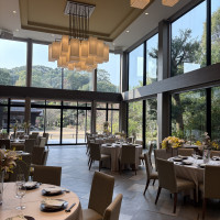 天井が高く開放的な雰囲気が感じられる会場