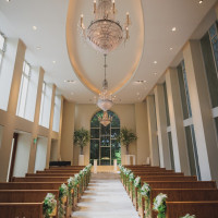 天井が高くてナチュラルなチャペルでした