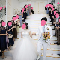 チャペル前階段にてフラワーシャワー