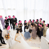 チャペル前大階段でブーケトス（トス用ブーケ持込）