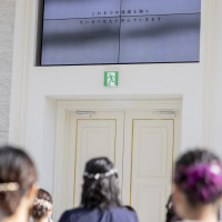 花嫁入場直前にチャペルムービー流せます。モニターで見やすい。