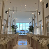 挙式会場
白基調の会場奥に青空、海、雲が映えます