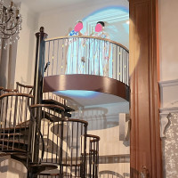 螺旋階段から登場可能