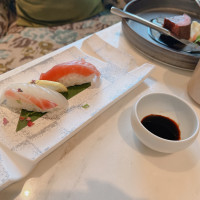 控え室にて、式中の料理（お寿司）を食事