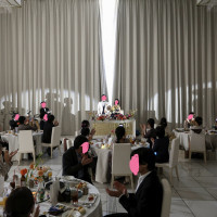 高砂後ろの大きな窓のカーテンの開閉で雰囲気が変わります