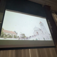 披露宴会場奥、新郎新婦から見て左側にスクリーンがあり、