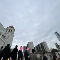 チャペル前でバルーンを飛ばす演出がありました