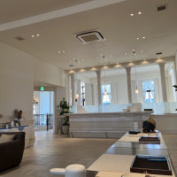 ロビー受付側。広くて海やリゾート地のような植物が見えます。