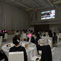 高砂からみて左側壁上部にモニター
ムービー等流せます