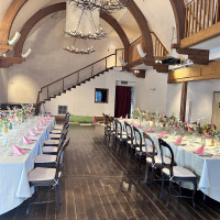 最大120名まで収容可能な披露宴会場です。