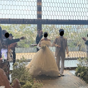 最後退場する際のフラワーシャワー前です。|787337さんのザ オーク ガーデン/別邸 木屋の写真(2622522)