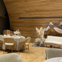 披露宴会場中央から高砂に向かって撮影した写真