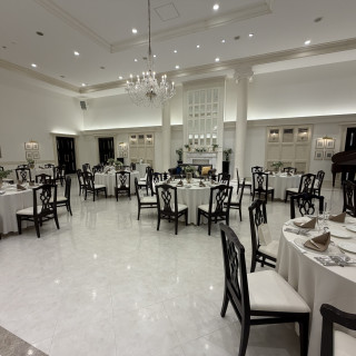 披露宴会場、ブラウンと白を基調に落ち着いた雰囲気です