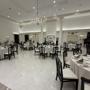 披露宴会場、ブラウンと白を基調に落ち着いた雰囲気です|787411さんのアーセンティア迎賓館(高崎)/テイクアンドギヴ・ニーズウェディングの写真(2621094)