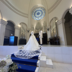 青いバージンロードでドレスも映える荘厳な大聖堂|787422さんのアニヴェルセル 柏の写真(2621133)