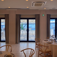 披露宴会場から見える庭園と海