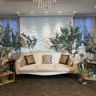 ガーデンヒルズの披露宴会場。新郎新婦ソファ