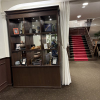 ガーデンヒルズのロビー。好きなものを展示できる