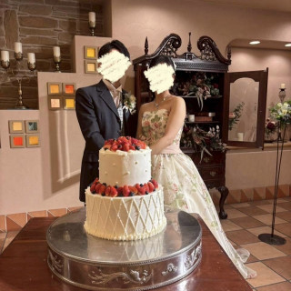披露宴会場でのウェディングケーキの写真です。