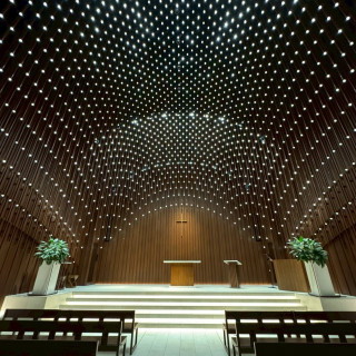 チャペルのライティングが他には無い感じです。