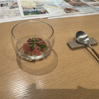 前菜のマグロのお刺身をいただきました。