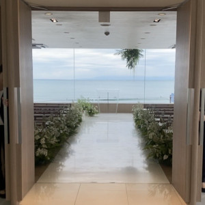 チャペルのドアが開くと、海が目に飛び込んできます!|787489さんのAMANDAN BLUE 鎌倉 ~アマンダンブルー鎌倉~の写真(2621493)