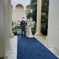 青いカーペットが素敵な雰囲気