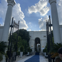 入り口には大きな門があり、壮大な入り口