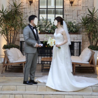 ガーデンには椅子などもある