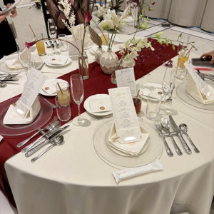 テーブル装花
モノクロームトープというデザイン|787490さんのアーヴェリール迎賓館（大宮）/テイクアンドギヴ・ニーズウェディングの写真(2626331)