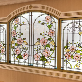 ステンドグラスが新郎新婦の後ろにくる部屋もありました