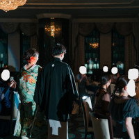 ゲストテーブルを周りながら新郎新婦が退場します。