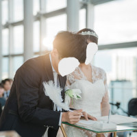 結婚証明書への記帳している様子です。