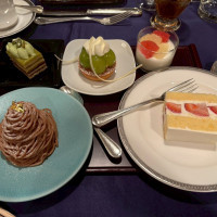 デザートビュッフェとウェディングケーキです。