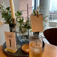 1組1組に素敵な装飾とチョコレートのおもてなし