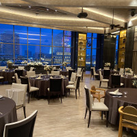 会場前方の幕が上がる夜景の演出